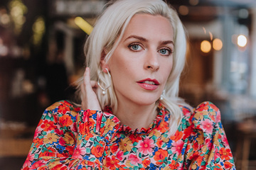 Sara Pascoe: Why Be Normal When You Can Be Funny?