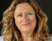 Elly Griffiths: Cold Cases Stuck in Time