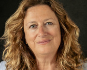Elly Griffiths: Cold Cases Stuck in Time
